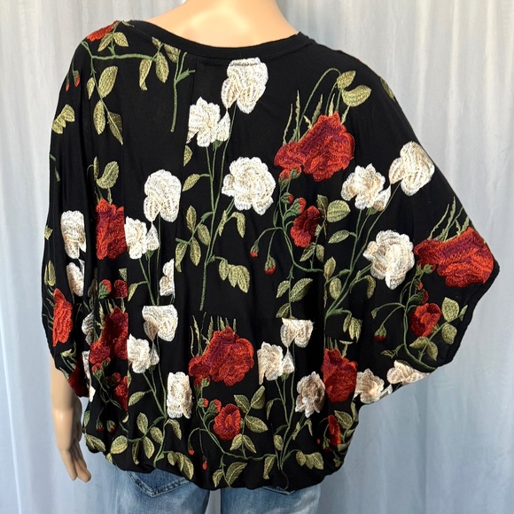 AKEMI + KIN Women’s V-Neck Embroidered Floral Oversized Top (Size XS/S) - Picture 6 of 15